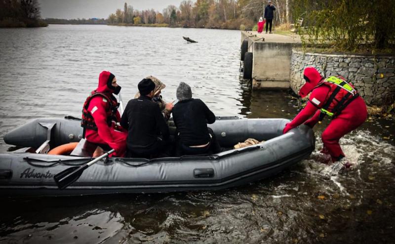 У Київській області вдалося врятувати трьох рибалок, які впали у воду після перевертання човна на Дніпрі (ФОТО)