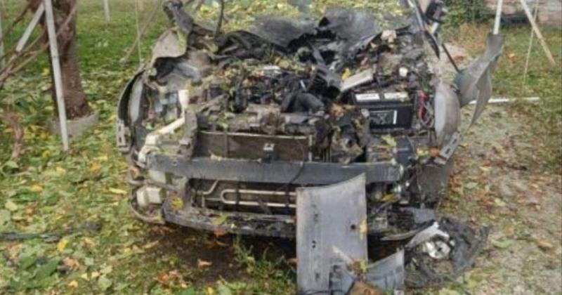 Російські військові нанесли удар по Запорізькому району, внаслідок чого один чоловік отримав поранення, а автомобіль зазнав ушкоджень. Фотографії на місці події.
