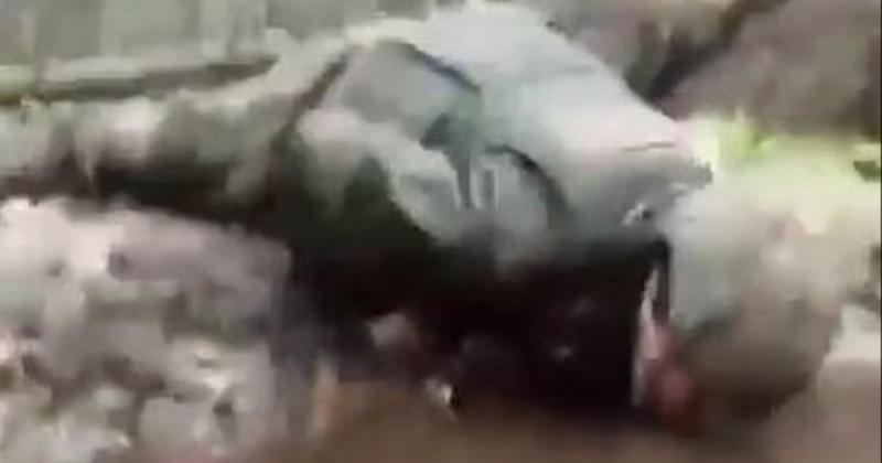 Російські військові черпають воду з калюжі: 