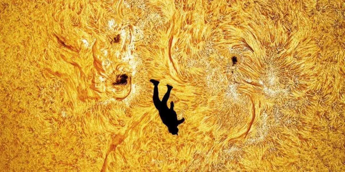 Падіння Ікара. Астрофотограф зафіксував вражаючий момент із парашутистом на фоні Сонця.