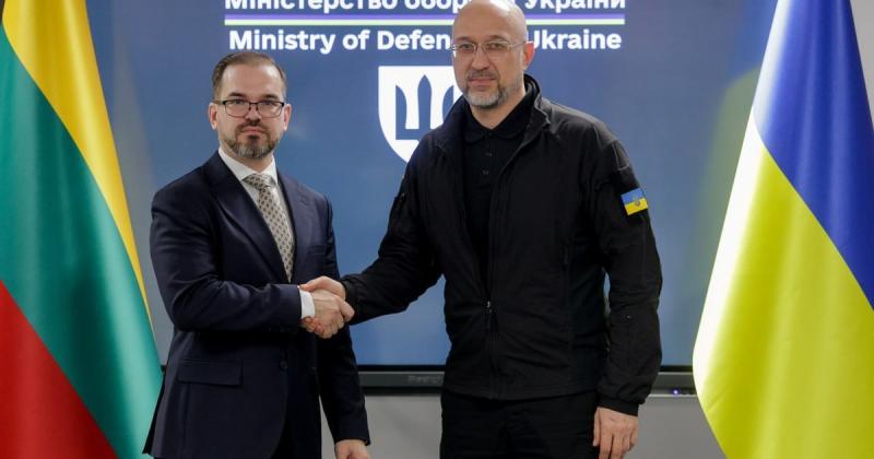 До столиці України завітав міністр оборони Литви з Каунаса. Під час зустрічі з Шмигалем обговорили питання виробництва морських безпілотників, радарних систем та мін. ФОТОрепортаж.