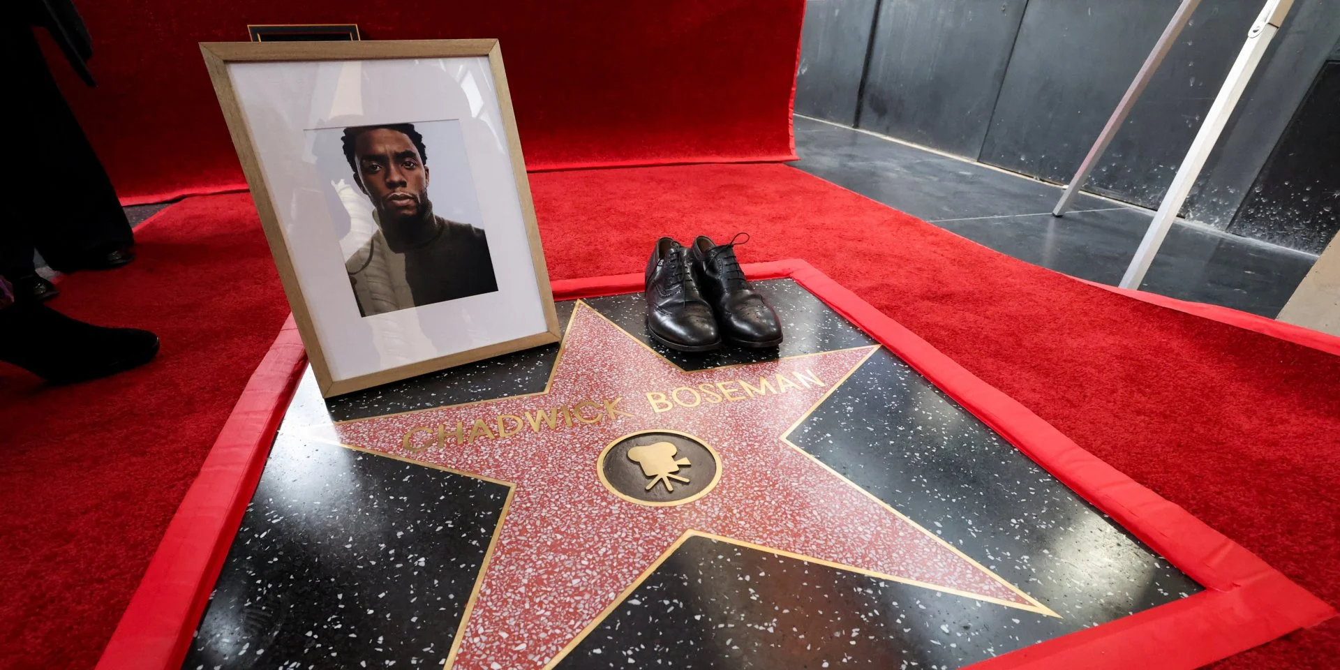 Зірка Чорної пантери. Посмертно актор Чедвік Боузман був удостоєний зірки на Алеї слави в Голлівуді.