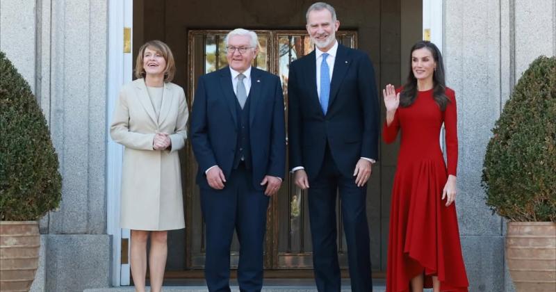 Червоний асиметричний наряд та розкішна тіара: королева Летісія продемонструвала два вражаючі образи під час візиту президента Німеччини.