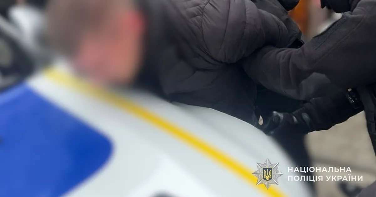 Жителя Запоріжжя викрили у підозрі: він намагався відправити зброю поштою до Львова.