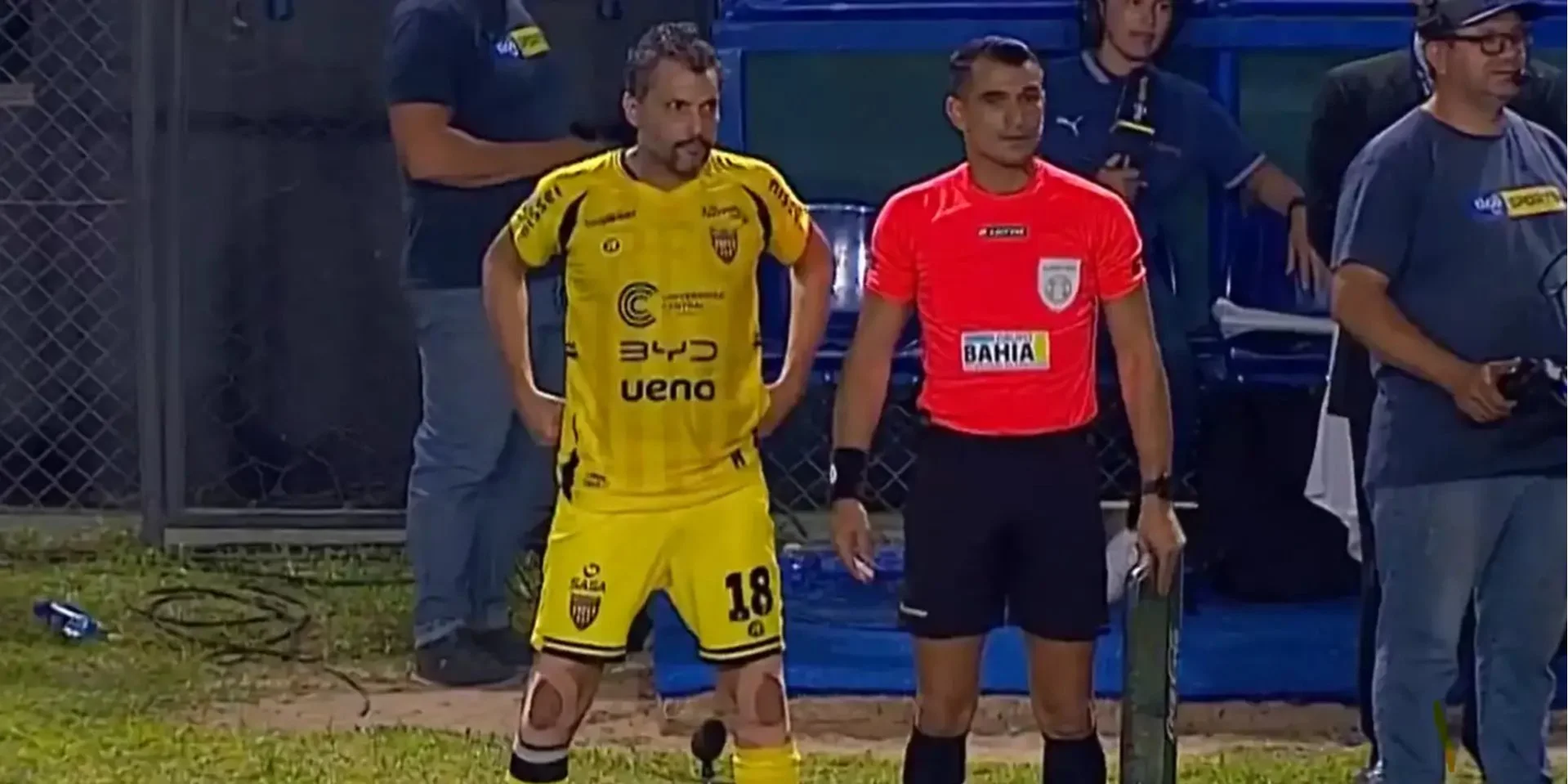 У Парагваї президент футбольного клубу вийшов на поле під час матчу, ставши найстаршим гравцем в історії чемпіонату – відео.