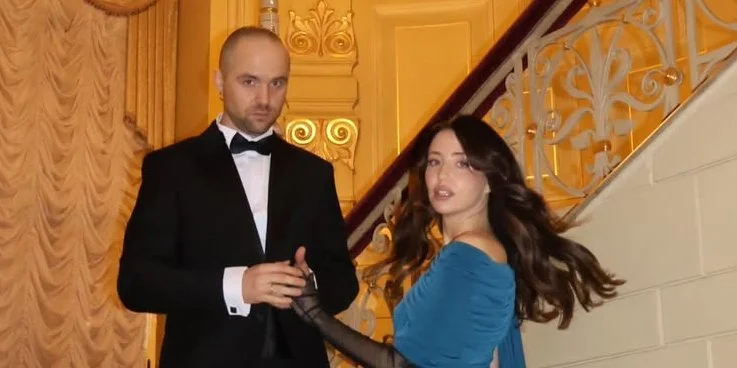 В Національній опері Надя Дорофєєва, в вечірньому вбранні від українського дизайнера, відвідала концерт Монатіка разом із Кацуріним.