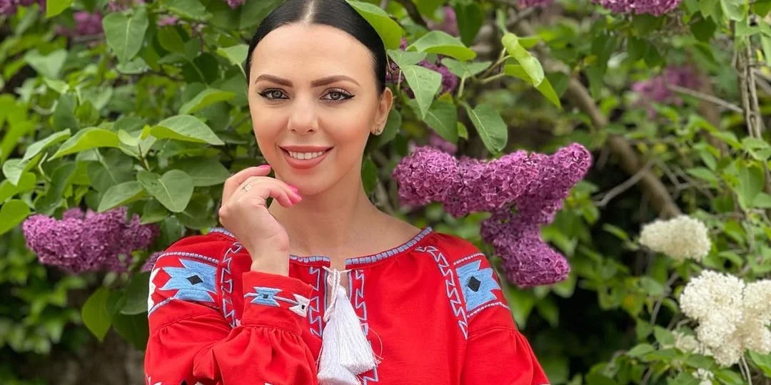 З двома дитячими візочками. Племінниця Софії Ротару, екс-співачка Sonya Kay, вперше з'явилася на публіці з своїми дітьми та розкрила їх імена.