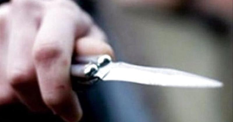 Чоловік в Дніпрі завдав ножових поранень двом військовослужбовцям ТЦК, повідомляє поліція.