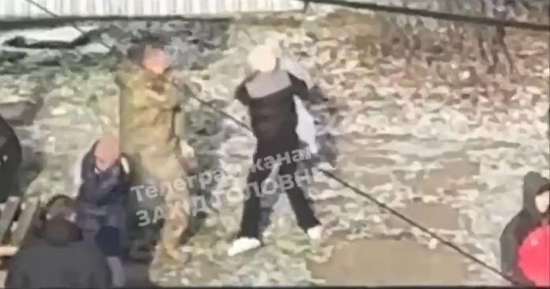 Конфлікт із ТЦК у Рівненській області: під час інциденту чоловік у військовій формі використав газ проти жінки, яка була з дитиною. ВІДЕО.