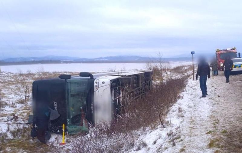 В Прикарпатському регіоні сталася аварія з автобусом: одна особа загинула, а 16 отримали травми.