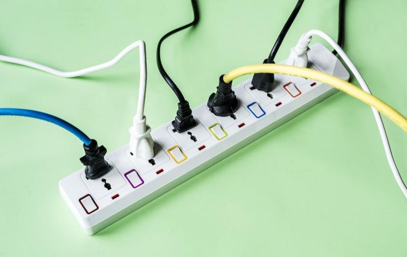 Три пристрої, які суворо заборонено підключати до подовжувача.