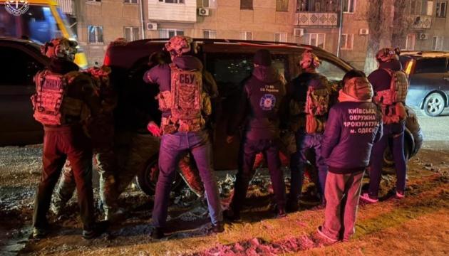 В Одесі правоохоронці затримали співробітників ТЦК, які незаконно утримували чоловіка і вимагали за його звільнення 6 тисяч доларів.