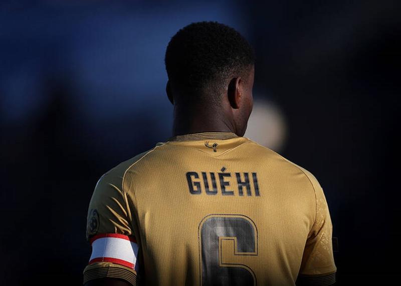 Зірковий футболіст Крістал Пелес підпише контракт з Манчестер Сіті, щоб виступати за цю команду.