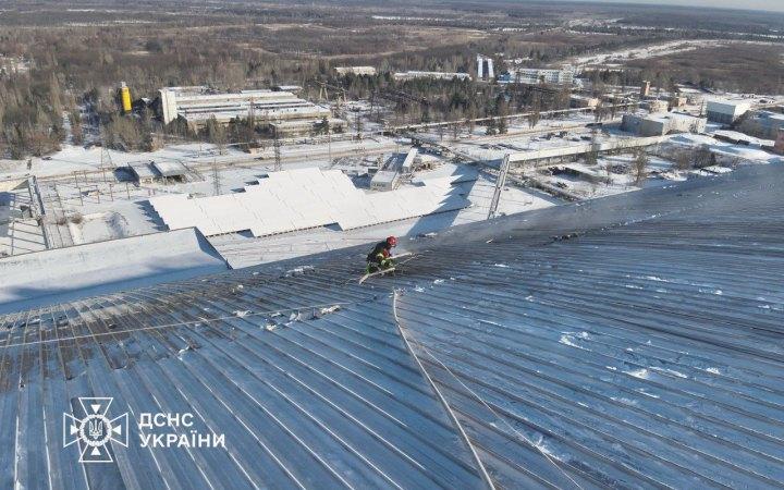 Міністерство енергетики повідомляє, що Чорнобильська атомна електростанція отримує електроенергію з енергетичної мережі України, незважаючи на нічну атаку.