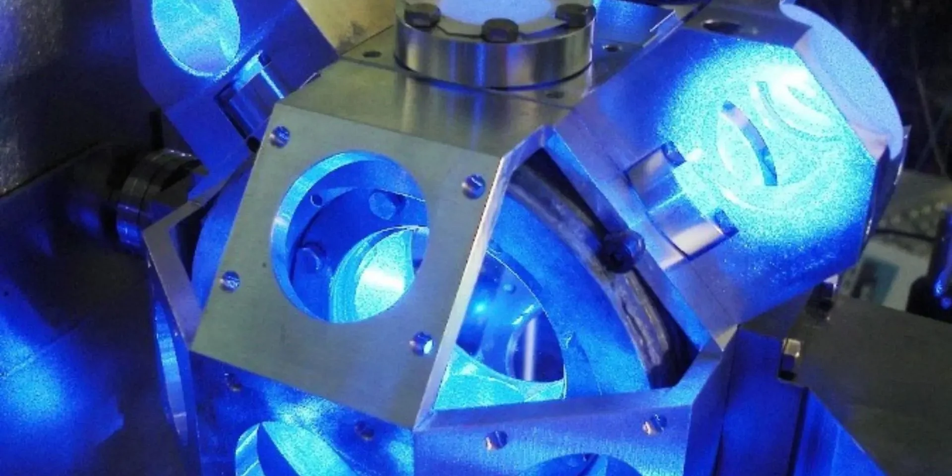 У Сполученому Королівстві розроблено надточний портативний атомний годинник, який має розміри, що в двадцять разів менші за попередні моделі.