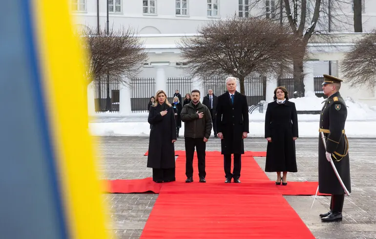 Зеленський: Литва надасть Україні близько ста генераторів.