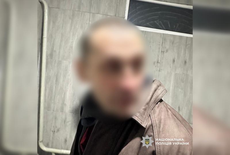 У Харкові затримали 49-річного чоловіка, який забрав у підлітка мобільний телефон та гроші.