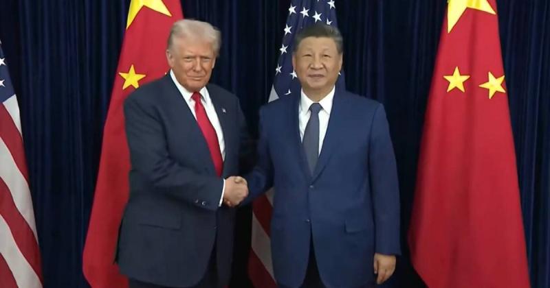 Трамп і Сі Цзіньпін обговорили питання під час телефонної розмови, повідомляє Reuters.