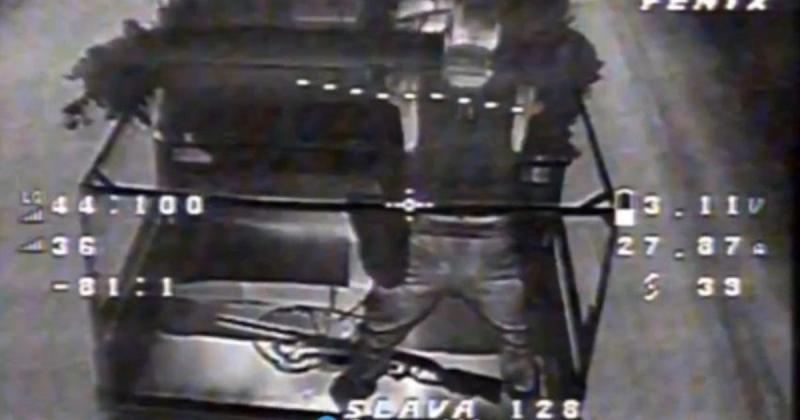 Дрон перехопив автомобіль з загарбниками і точно влучив у задню частину одного з штурмовиків. ВІДЕО