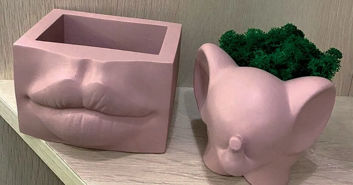 Ліпить свої мрії з гіпсової маси.