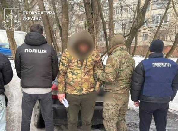 У Чернівецькій області правоохоронці затримали чотирьох осіб, які підозрюються в організації схеми, що передбачала збори по 10 тисяч євро з кожного учасника.