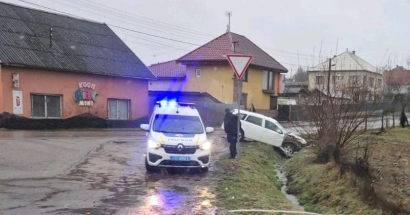 Аварія на Хустщині: двоє учнів опинилися під колесами автомобіля.