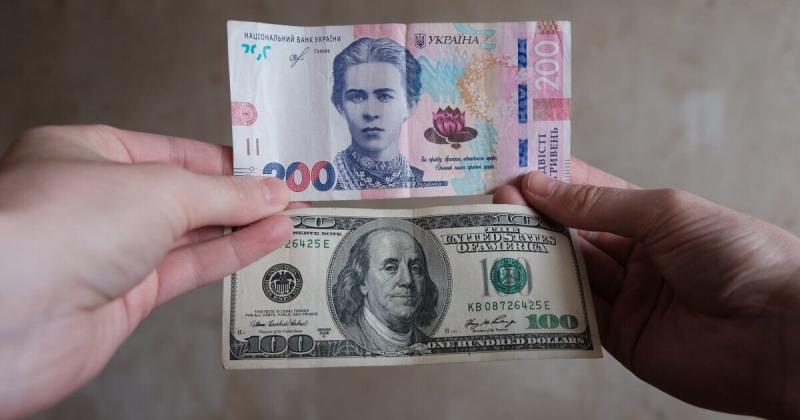 Гривня демонструє подальше зміцнення: Національний банк оголосив офіційний курс долара на четвер.