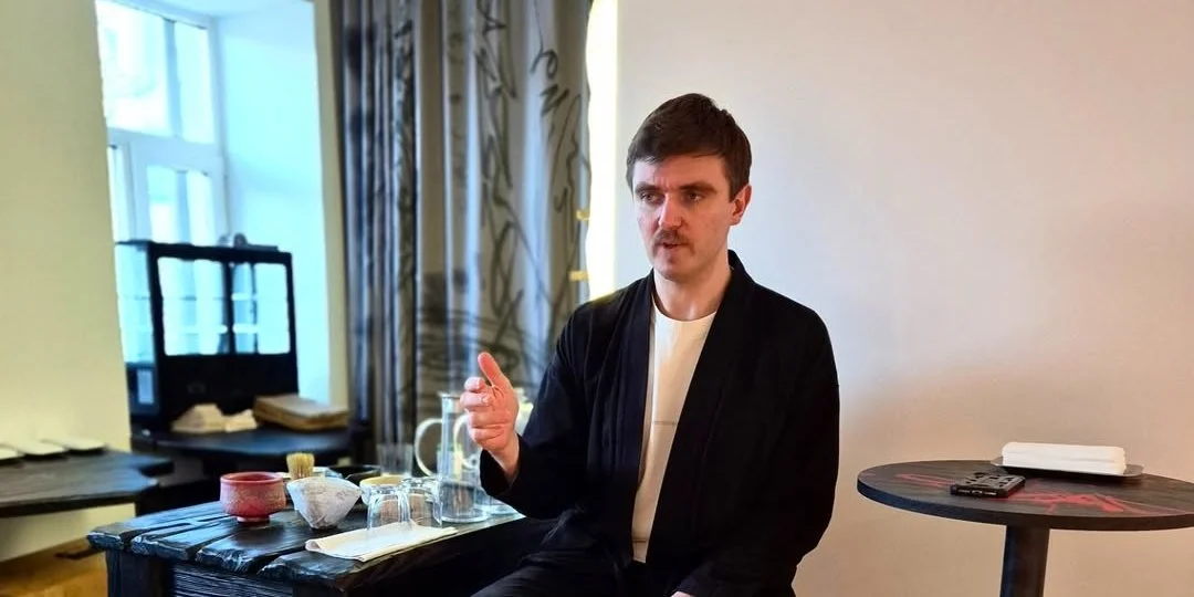 Мисткиня Анастасія Вороніна висловила звинувачення на адресу кераміста Дмитра Білоконя в сексуальних домаганнях, на що він відповів, що це є наклепом.