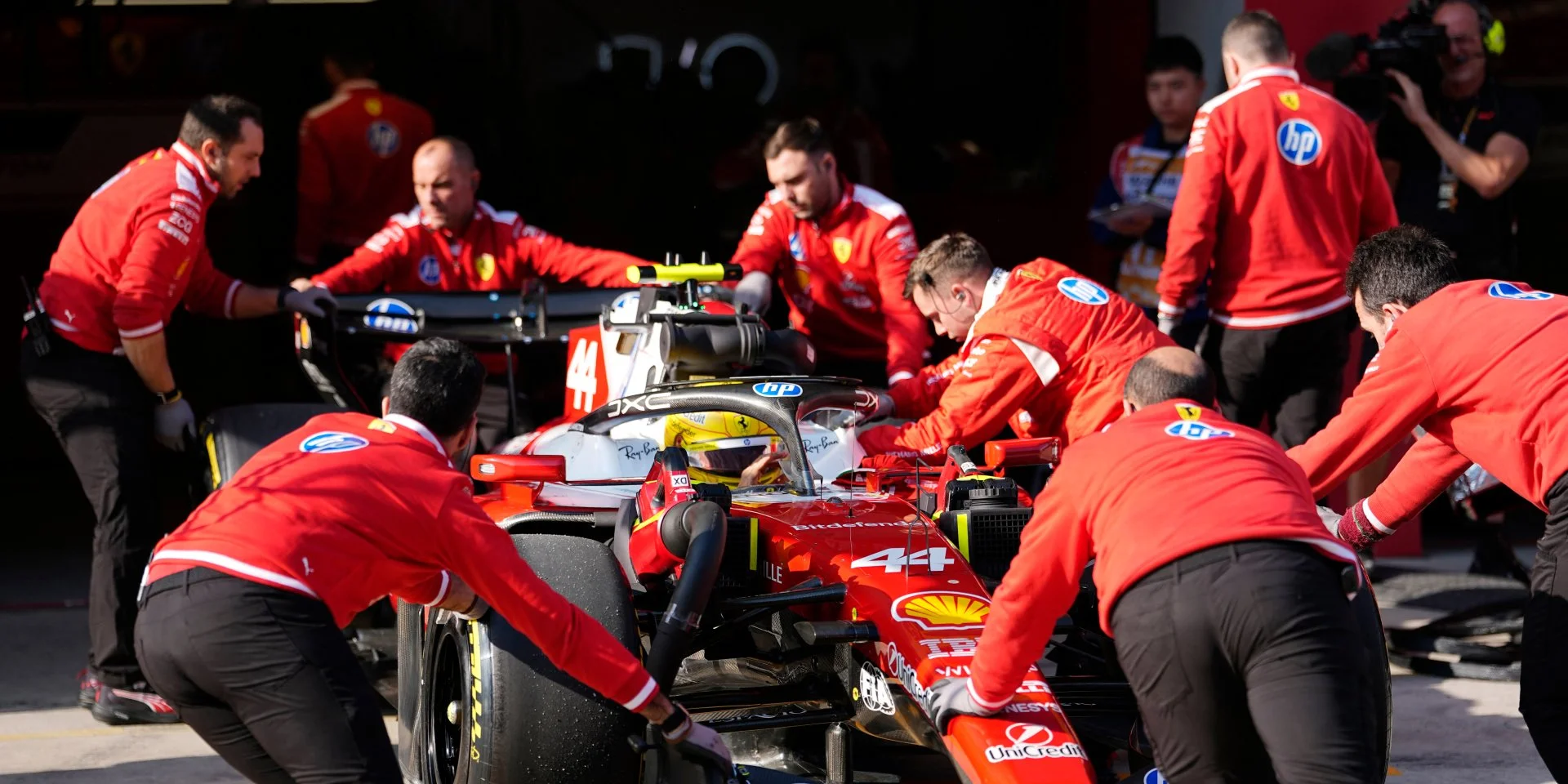 Два етапи Гран-прі Формули-1 не відбудуться через конфлікт на Близькому Сході, повідомляють джерела.