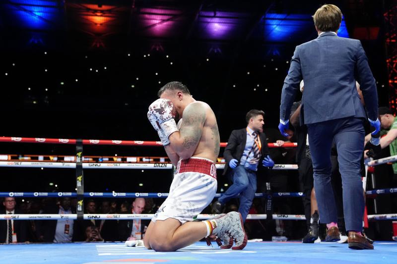 Усик поділився своїми почуттями щодо втрати батька - Футбол 24+