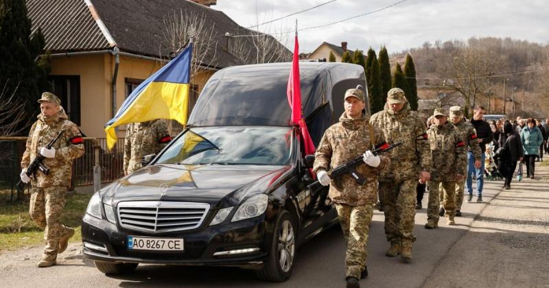 У Закарпатті відбулася прощальна церемонія для прикордонника Ростислава Ганчака, що загинув на фронті (ФОТО)