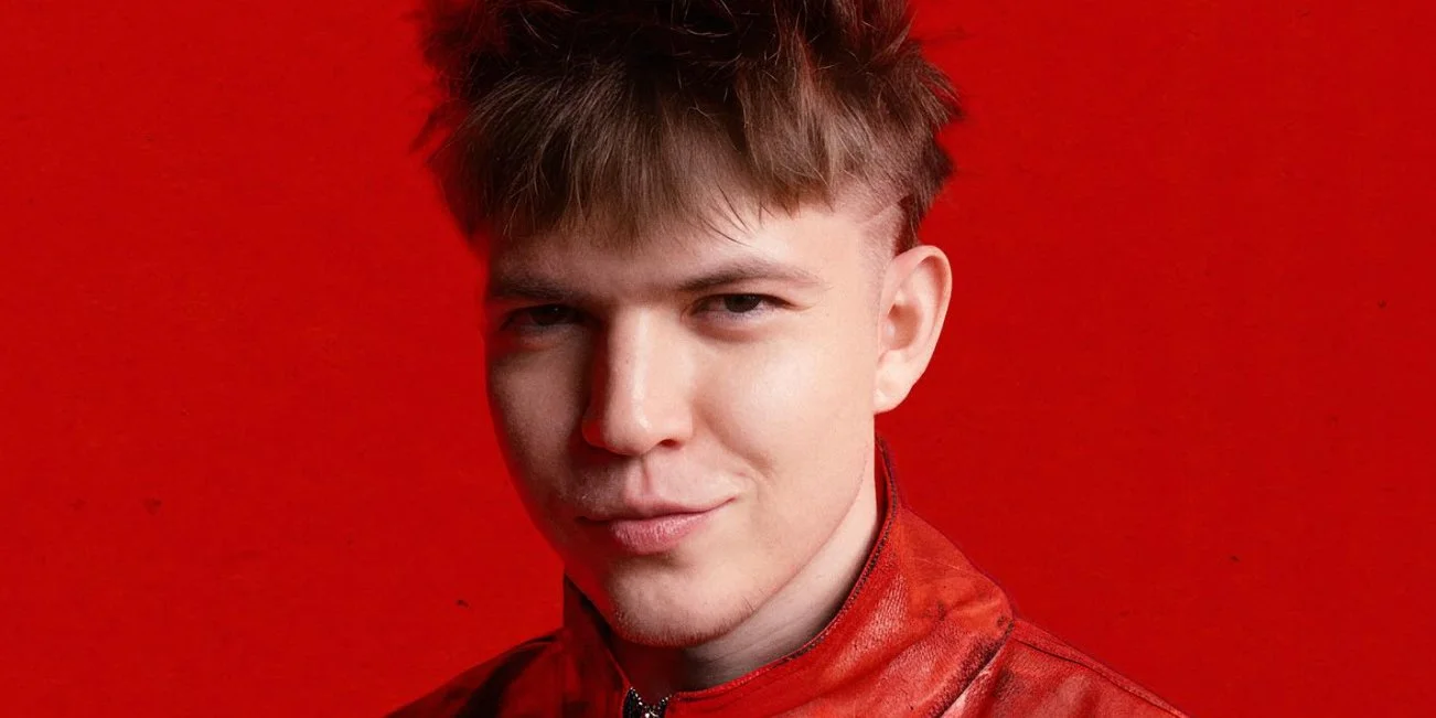 Без запозичень не обійтися. Російський артист скопіював композицію українського співака DREVO.