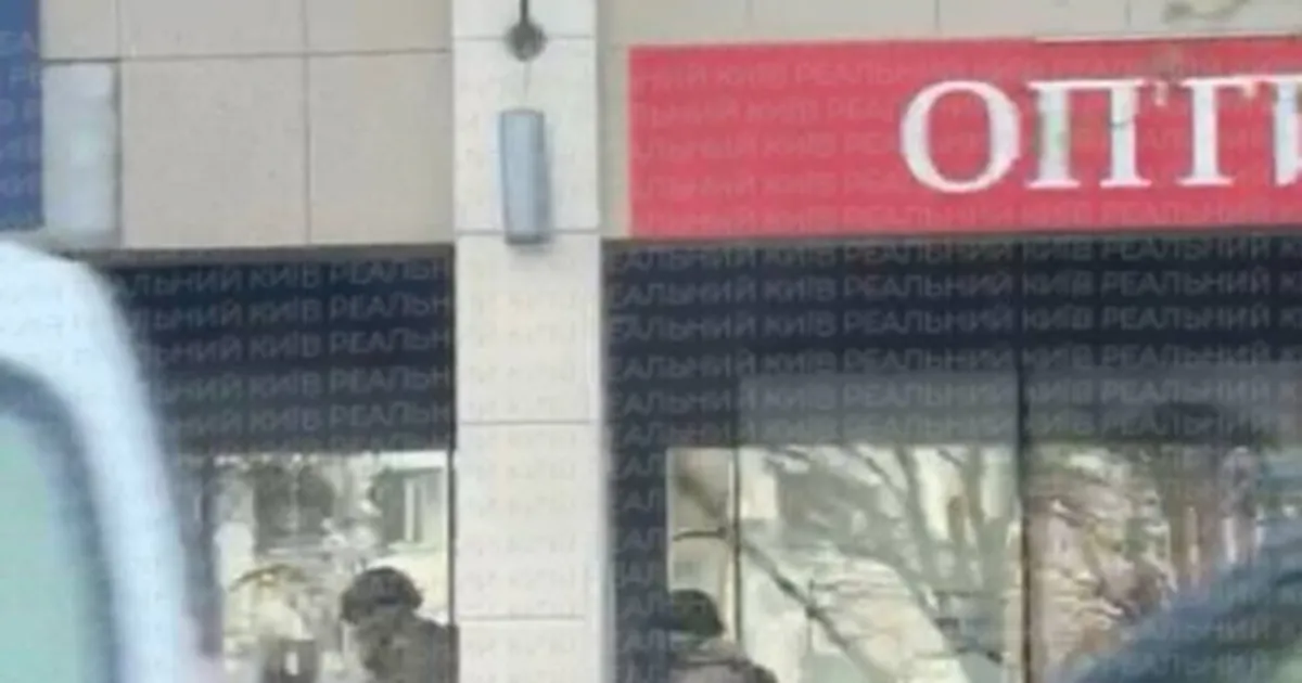 У центрі Києва чоловік відкрив вогонь з автоматичної зброї по перехожих: одна особа загинула, є також поранені.