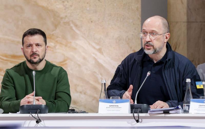 Важливе оновлення. Чому Зеленський обрав змінити склад Кабінету Міністрів, але залишив на посаді прем'єра Шмигаля.