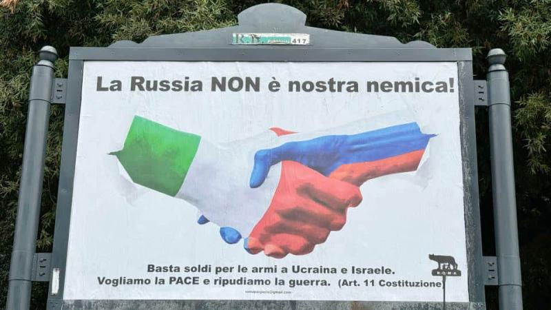 На італійських вулицях виявили тисячі плакатів, що підтримують Росію.