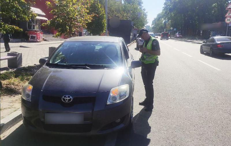 Українським автомобілістам нагадали про місця, де паркуватися категорично заборонено: які санкції можуть бути накладені.