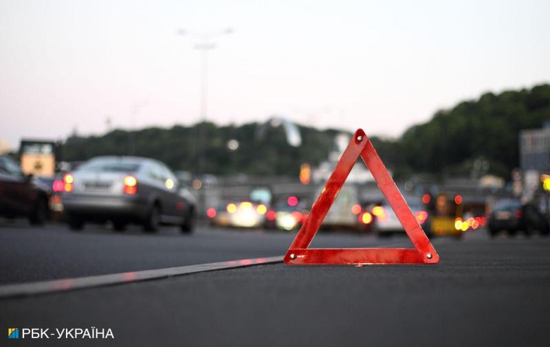 У Києві, на Теремках, автобус зіткнувся з кількома автомобілями та виїхав на тротуар, внаслідок чого є постраждалі.