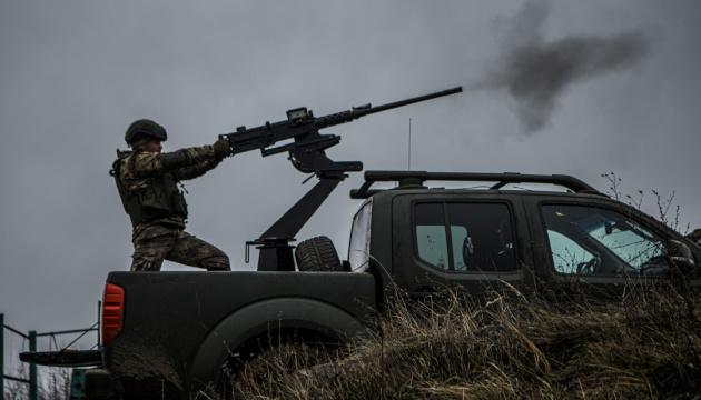 У Києві та його околицях знищили більше 30 ворожих безпілотників, уламки яких приземлилися у шести районах міста.