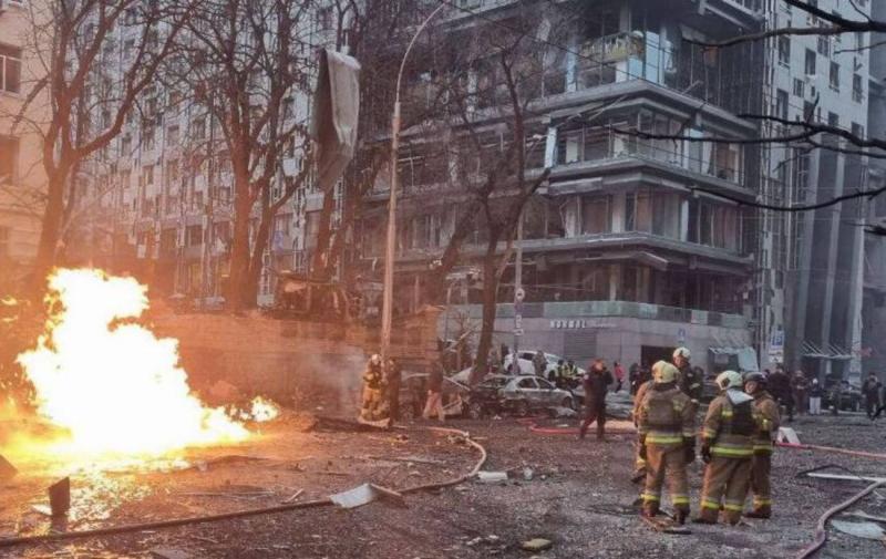 Ракетний напад на Київ: опубліковані знімки руйнівних наслідків обстрілу.