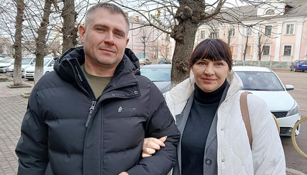 Знову взятися за руки. Історія подружньої пари, що знову зустрілася після випробувань полоном і окупацією.