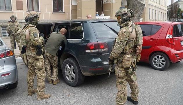 У Тернопільській області співробітникам одного з районних територіальних центрів комплектування висунули підозри у зв'язку з новими обставинами.