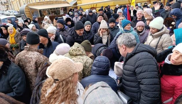 У Чернівцях мешканці висловили свою підтримку переходу трьох храмів УПЦ МП до Православної церкви України.