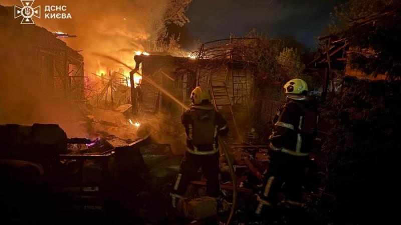 ДСНС повідомляє про нічний напад ворога на Київ: семеро людей отримали травми, є пошкодження.