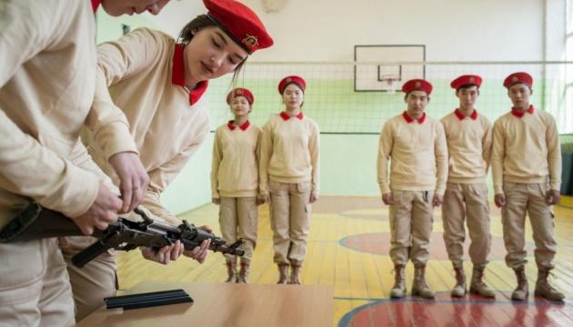 Окупантами в Маріуполі зводиться центр підготовки молоді до військової служби.