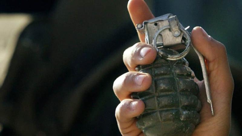 У київській квартирі вночі стався вибух гранати: одного з мешканців доправили до лікарні.