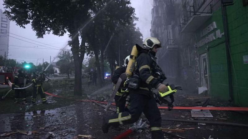 Київ піддався атаці балістичних ракет та 28 безпілотників: було знищено одну ракету і 11 дронів, повідомляє КМВА.