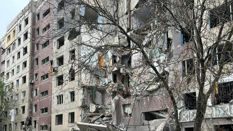 У Костянтинівці російські військові скинули авіабомбу на житловий будинок: 12 осіб отримали поранення, жінка залишилася під завалами, повідомляє прокуратура.