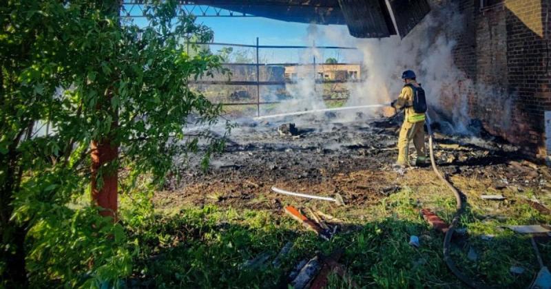 Ворожі сили здійснили напад на Сумську область: жінку вдалося визволити з-під руїн, на жаль, є одна жертва.
