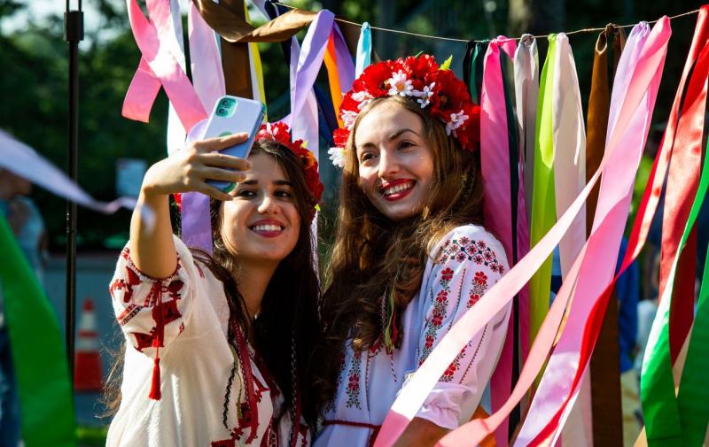 День вишиванки 2025: коли відзначати в Україні та за її межами