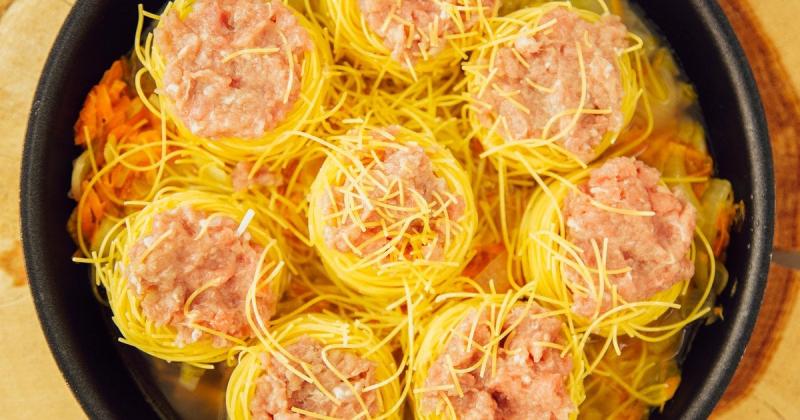 Як створити макаронні гнізда з м'ясним фаршем на плиті